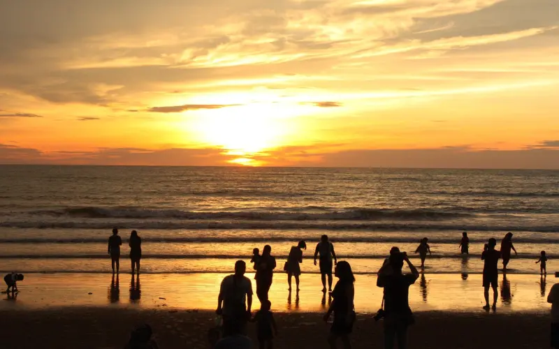 一个男人爱不爱你，嘴上说了不算，身体上这些信号最诚实