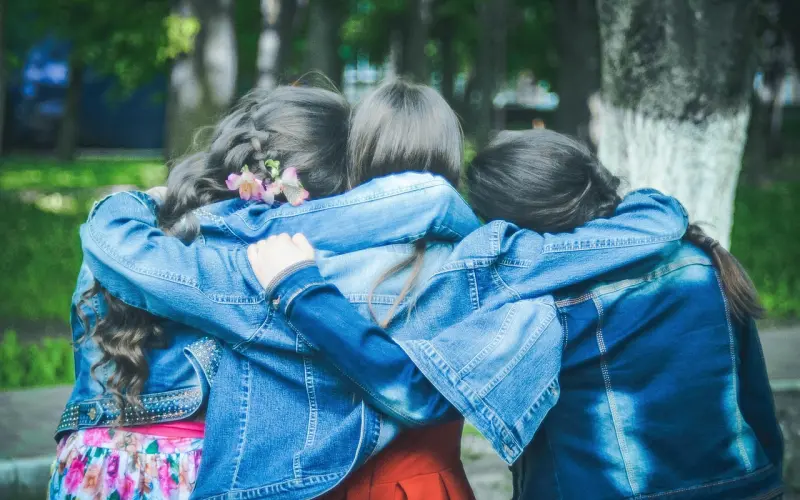 你已经有女朋友了，应该拒绝别的女孩才对