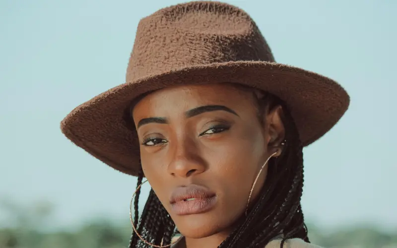 郑爽现身机场被跟拍，吓得拿帽子挡脸立马就跑！