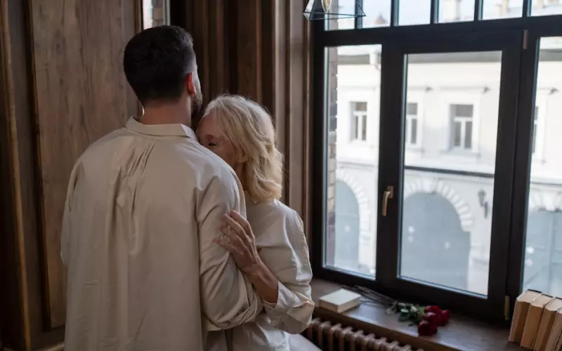 男人精神出轨的5个征兆(老年女人出轨的五大征兆)