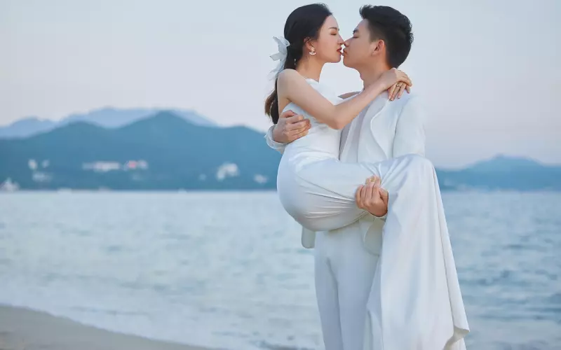 5个强吻女生的技巧，抓住她的手，无法反抗也只能默默承受