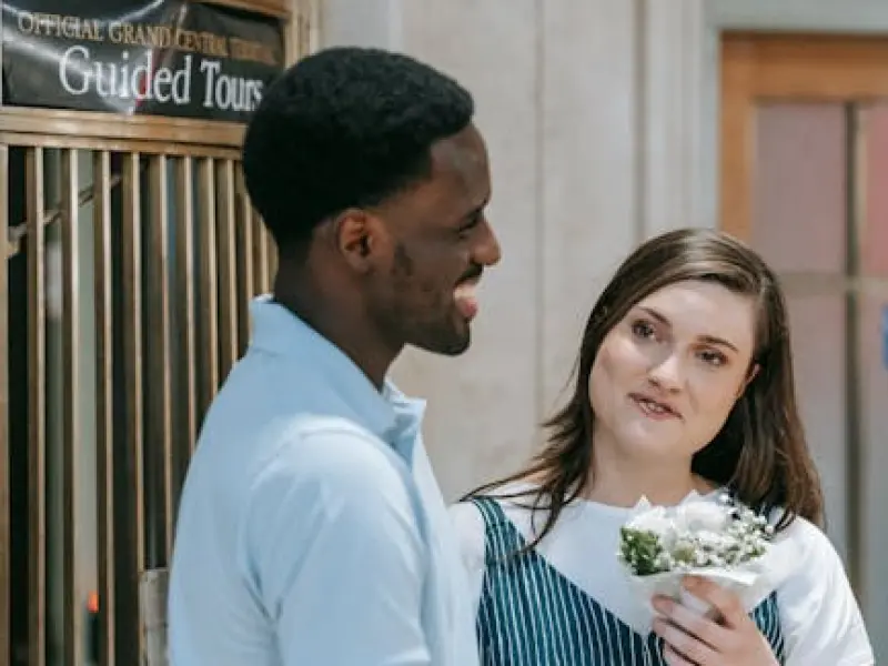 “男人的6个表现说明，他已经爱上你了”