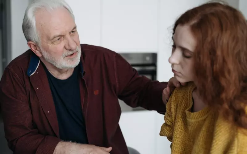 女孩十六岁网恋奔现父亲被打(女儿网恋奔现男友把父亲打了)