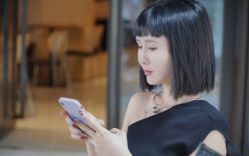 24岁小伙与妹子网恋被骗一万多(美女网恋被骗一万三交友需谨慎)