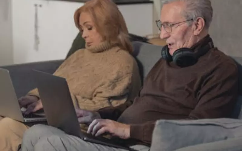 40岁女子和20岁小伙网恋离婚(已婚女子和离婚男人网恋)