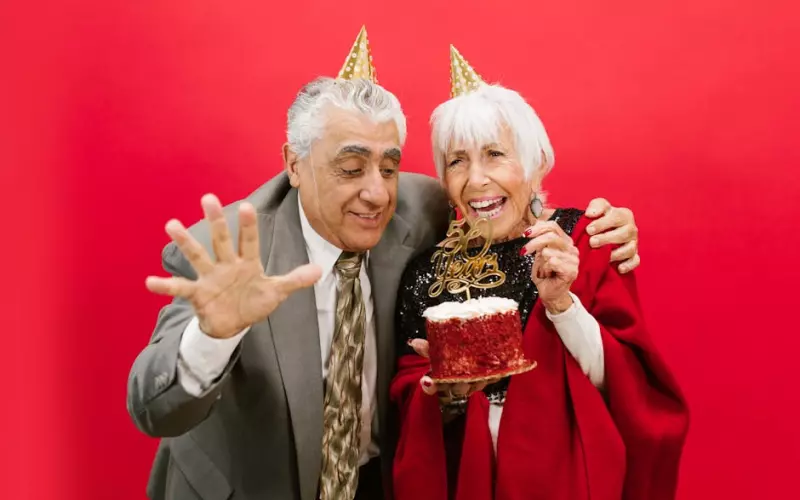 40岁女士恋上19岁网红男子被骗(55岁大妈网恋骗四个男人)