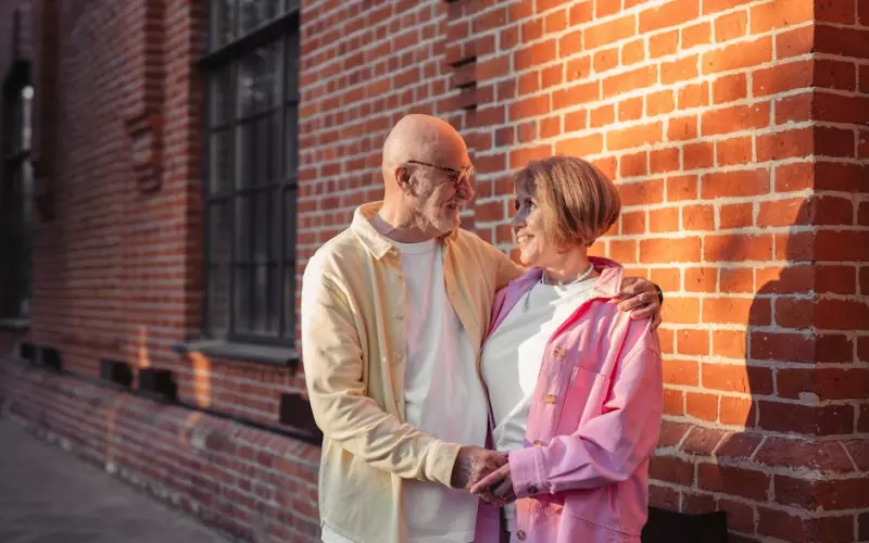 44岁女子与22岁男子网恋奔现(23岁小伙和20岁妹子网恋奔现)