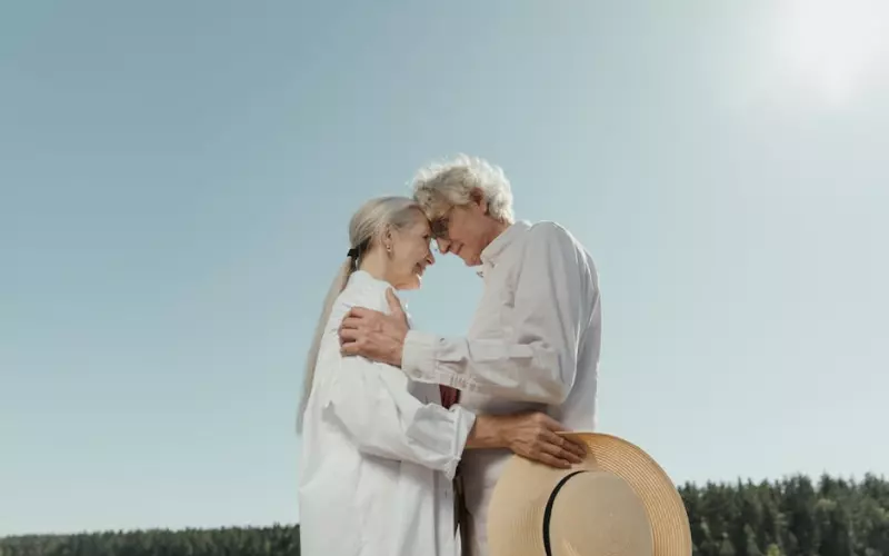 52岁女子网恋奔现小鲜肉(重庆52岁女子网恋小鲜肉)