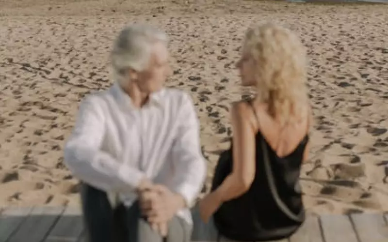 57岁大叔与42岁女人网恋奔现(女子沉迷网恋竟跟50岁大叔谈恋爱)