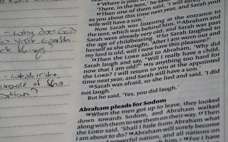 60岁大妈网恋奔现后哭了(中年大妈因网恋痛哭)