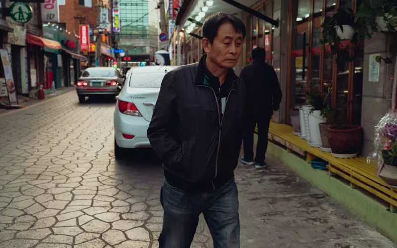 70岁老人隐瞒子女再婚(70岁父亲网恋背叛母亲)