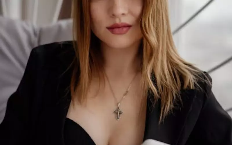 美女与男子网恋奔现(女子与男子网恋奔现)