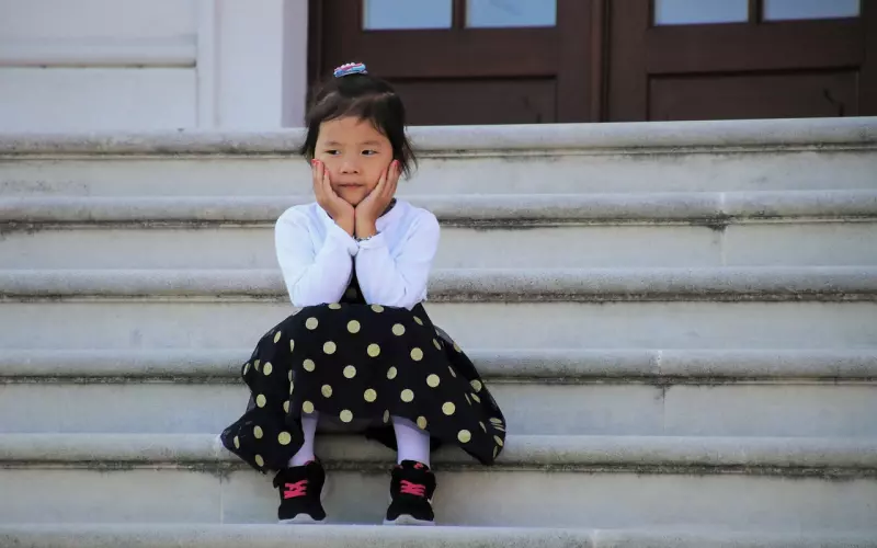 霸道总裁最适合壁咚，抬起她的下巴，无限温柔的望向她