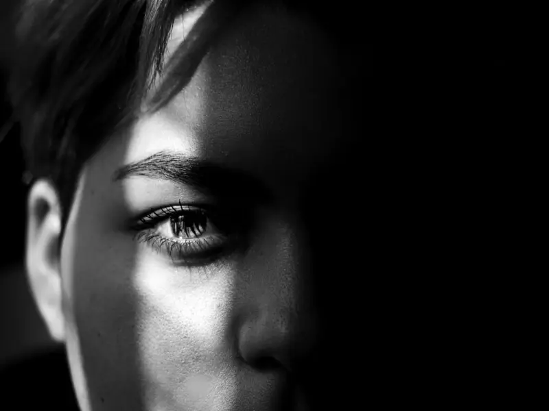 父为子跪地被校长羞辱，十年后儿子身家千万，说了一段话…