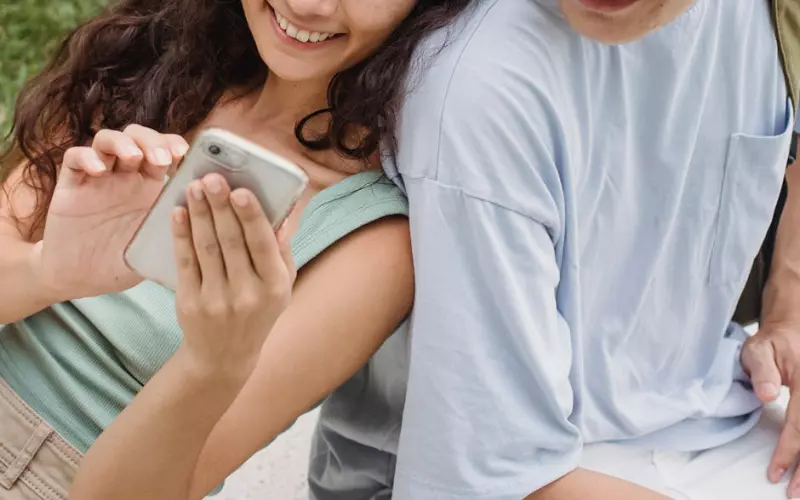 一个女生和网恋男友见面(一女子网恋男友和现实男友见面)