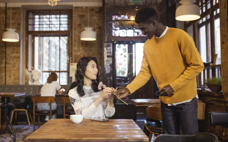 男子与女子网恋一年第一次见面(男子网恋奔现两年女子一直花钱)