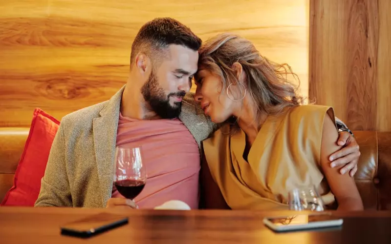 男女网恋奔现喝多了(20岁女生与男生网恋奔现)