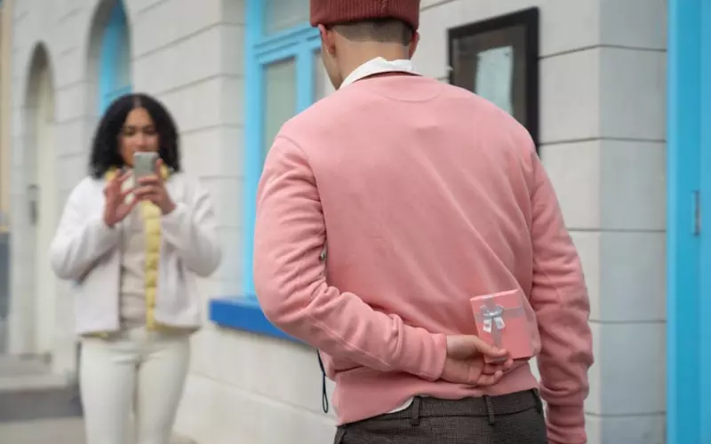 男子网恋33万彩礼(男子网恋花了58万女友竟是男儿郎)