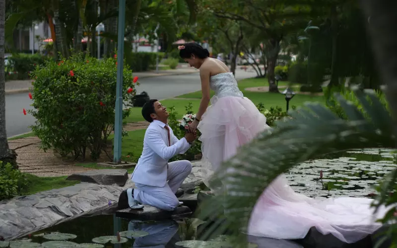 男子高速路跪地求婚，另类求婚就能提高成功率？