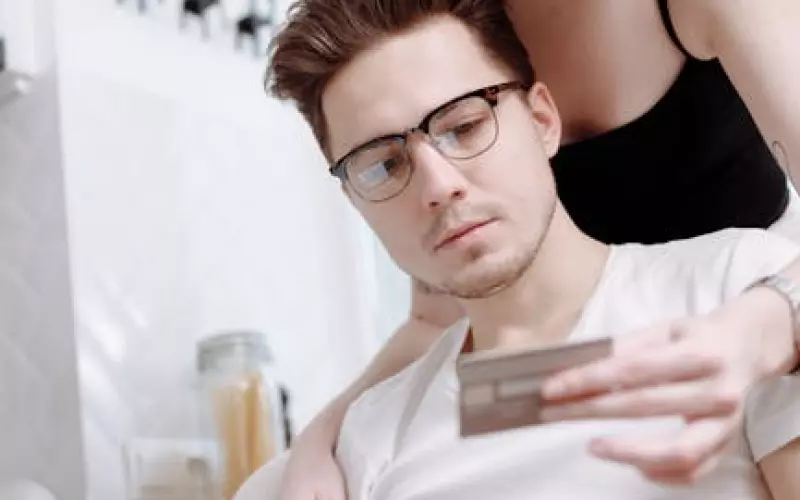 男子为网恋女友“治病”花光百万(网恋哥哥为其花三十万治病)