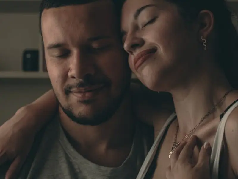 深爱你的男人，会“情不自禁”有这4个表现，装不了