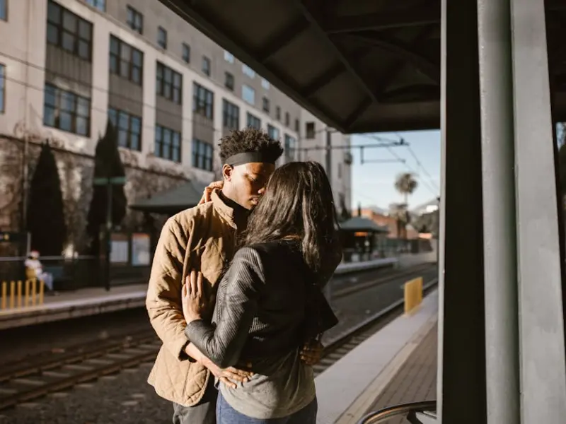 一个男人假装爱你，才会对你有这3个表现，别不信！