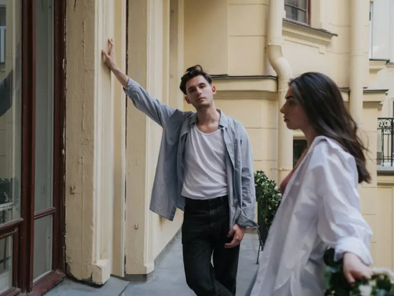 男人心里放不下你，才会有4个反常表现，你了解几个