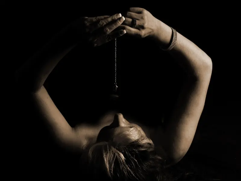 已婚女人想跟你“情不自禁”，这3个“暗示性”动作，别错过！