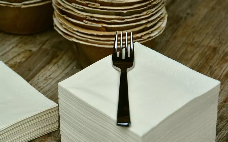 一张餐巾纸让你轻松吻到喜欢的妹子