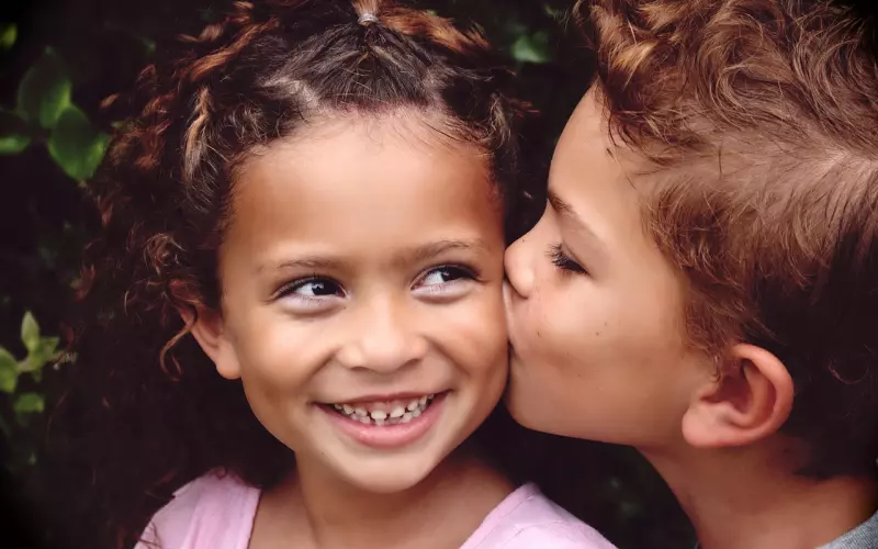 一对孪生兄弟刚高考结束，弟弟冒名顶替哥哥上了大学，黏上富家女……四年后兄弟见面竟然发生了……