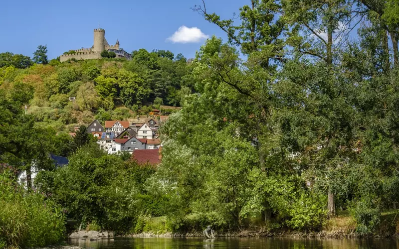 最近很流行的微信经典句：舒服就靠近，累了就远离！