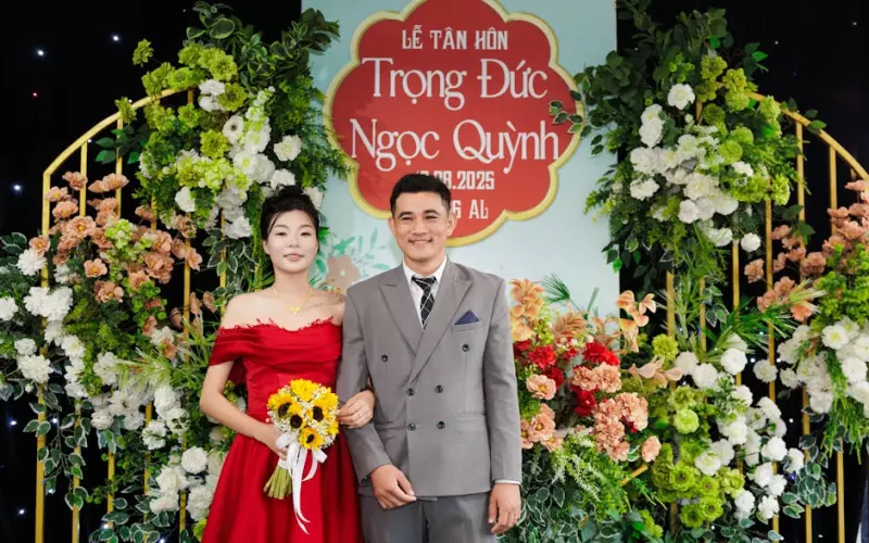 女子抛夫弃子和网恋男友结婚(女子网恋抛夫弃子如今生不如死)