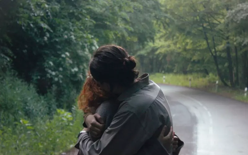 女子陪网恋男友回乡下却遭遇谜团(女子找网恋男友被家长发现)