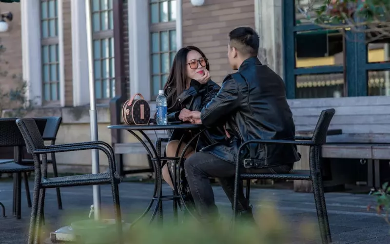 女网恋一年被骗5万元(女子网恋被骗824万婚恋网怎么说)