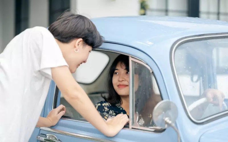 女子驾车去跟网恋男友见面(女子开车见网恋三年的男友)