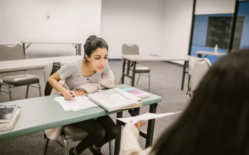女人发现老公和异性聊天(老公试探女人出轨)