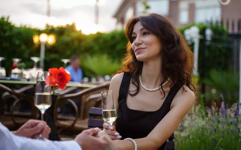 女子网恋奔现对方竟是40岁的大叔(男子和56岁女子网恋奔现)