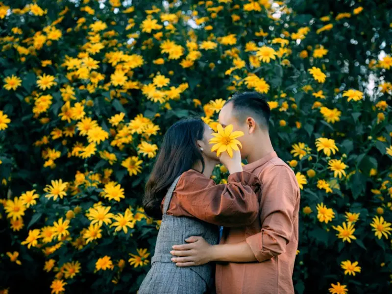 女人偷偷爱你，对你情根深种了，才藏不住这5个暧昧动作