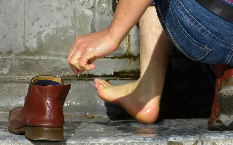 女子和网恋男友去游玩，脚踩到脏东西，男友蹲下替她洗脚洗鞋子