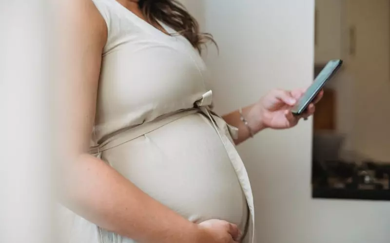 女子网恋已婚男子被骗怀孕(49岁女人网恋被渣男骗怀孕)