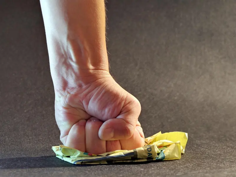 不爱你，却放不下你的女人，往往是这样想的