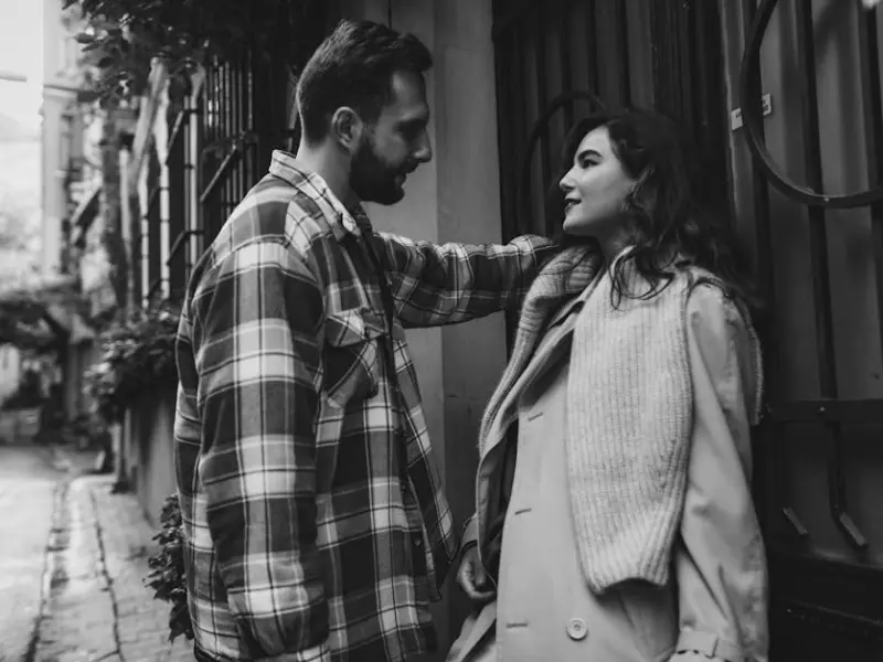 对你有意思的女人，在你面前会有这四种“异常”的表现，真准啊