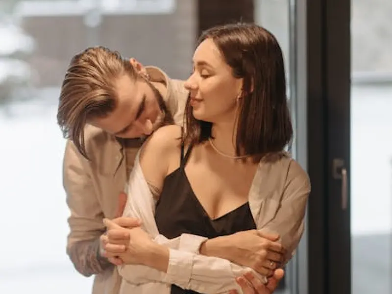 女人对你动真情，才会有这4种表现，真情是装不出来的！