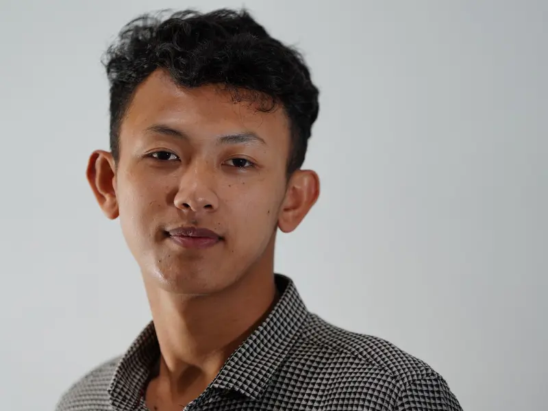 男朋友把我拉黑之后，我一直想要和他复合，我该怎么去和他联系了