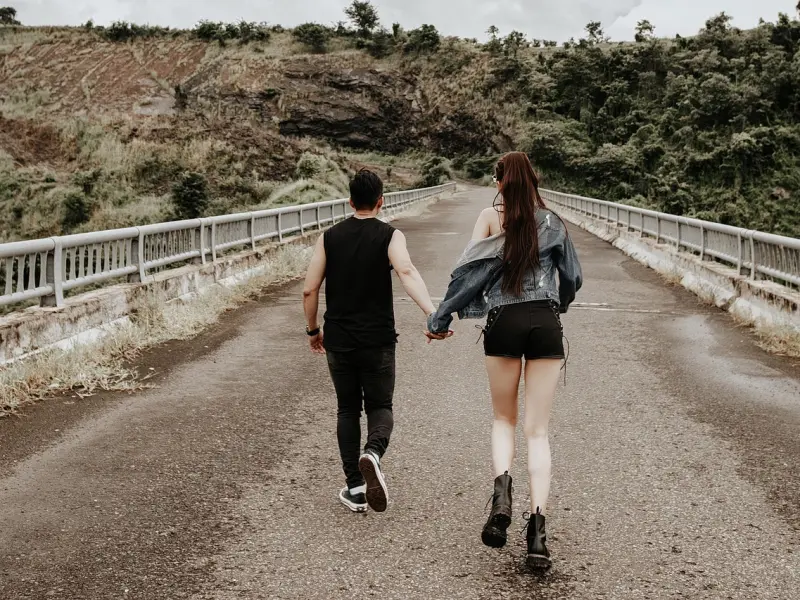 女朋友和我分手之后我很想挽回她，但是我怕他会拒绝我，我该怎么做