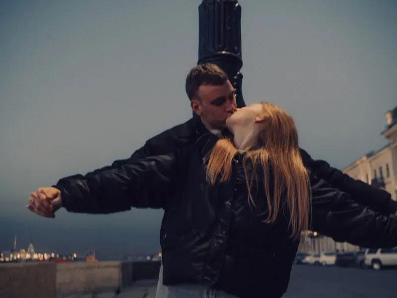 看完这个姑娘的朋友圈，我再也不好意思自拍了