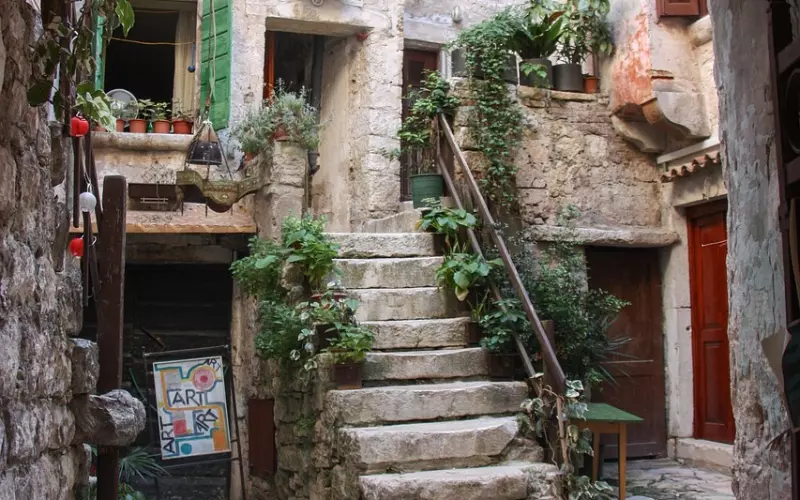 分手后前男友讨支付宝余额 法院要求女方2058年还清40万