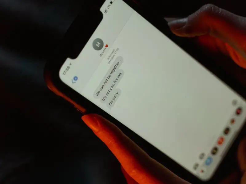 分手后，他为什么屏蔽你，却不删除你?