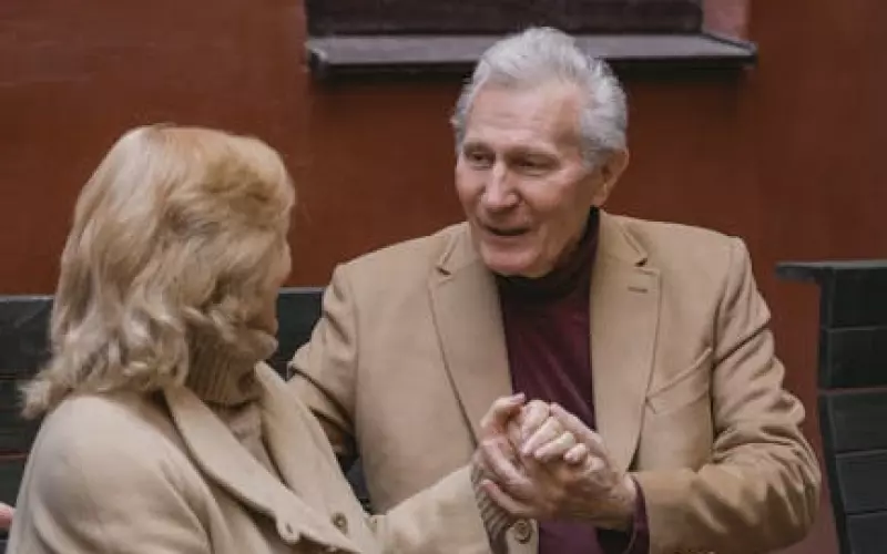 80岁老人网恋4年钱花光女友就翻脸(80岁老人网恋花60万)