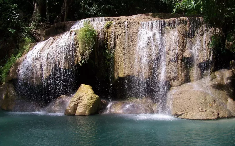 泰国爱侣湾四面神立尊供奉鉴赏